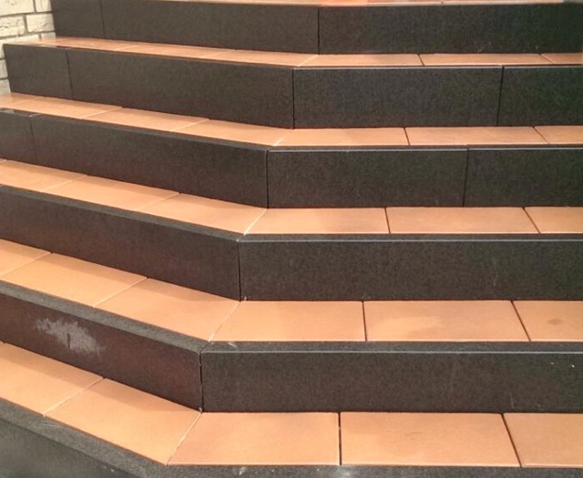 Treppe mit Gestaltungspflaster
